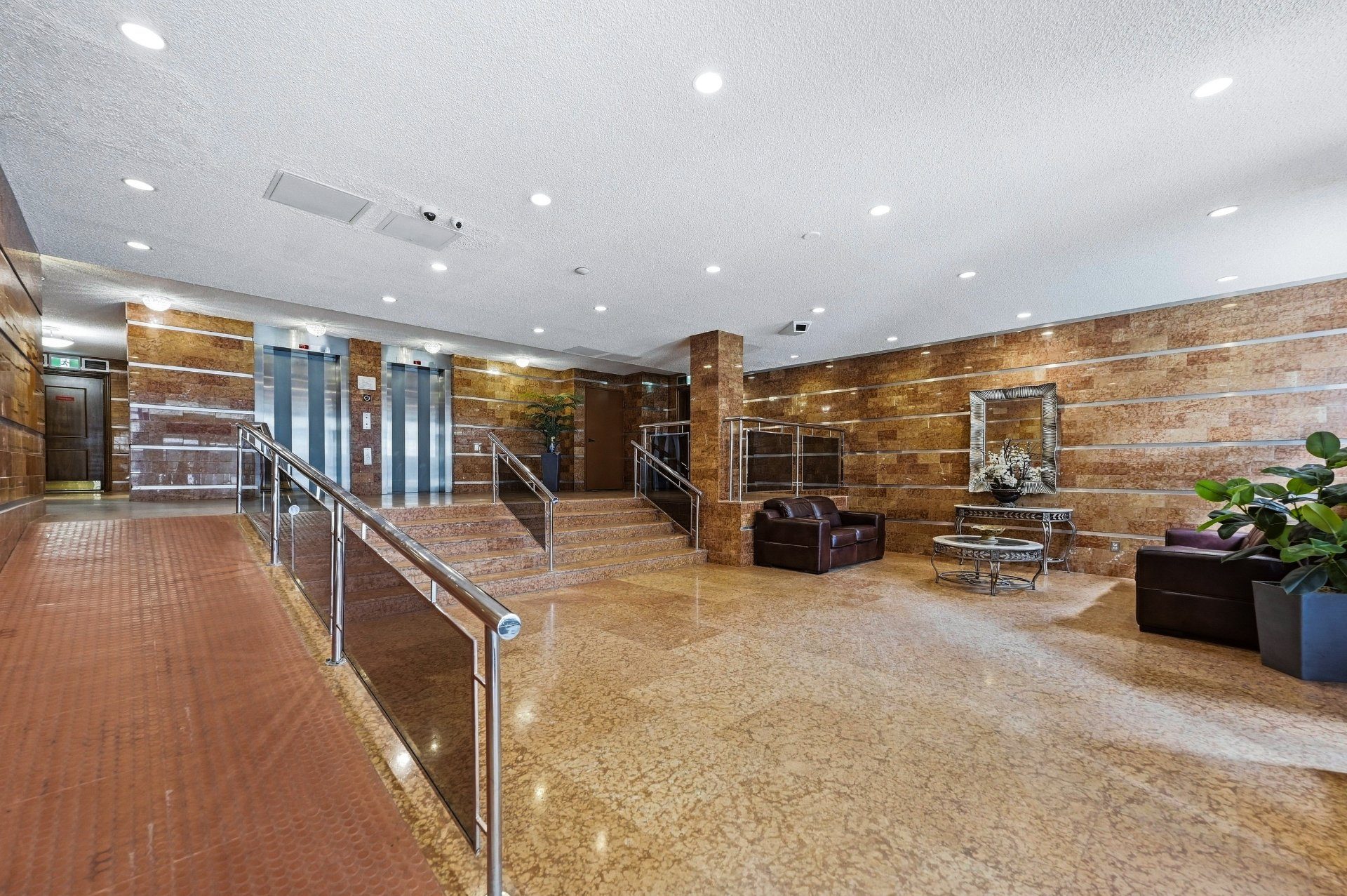 302 - 6625 Ch. Mackle — photo 2