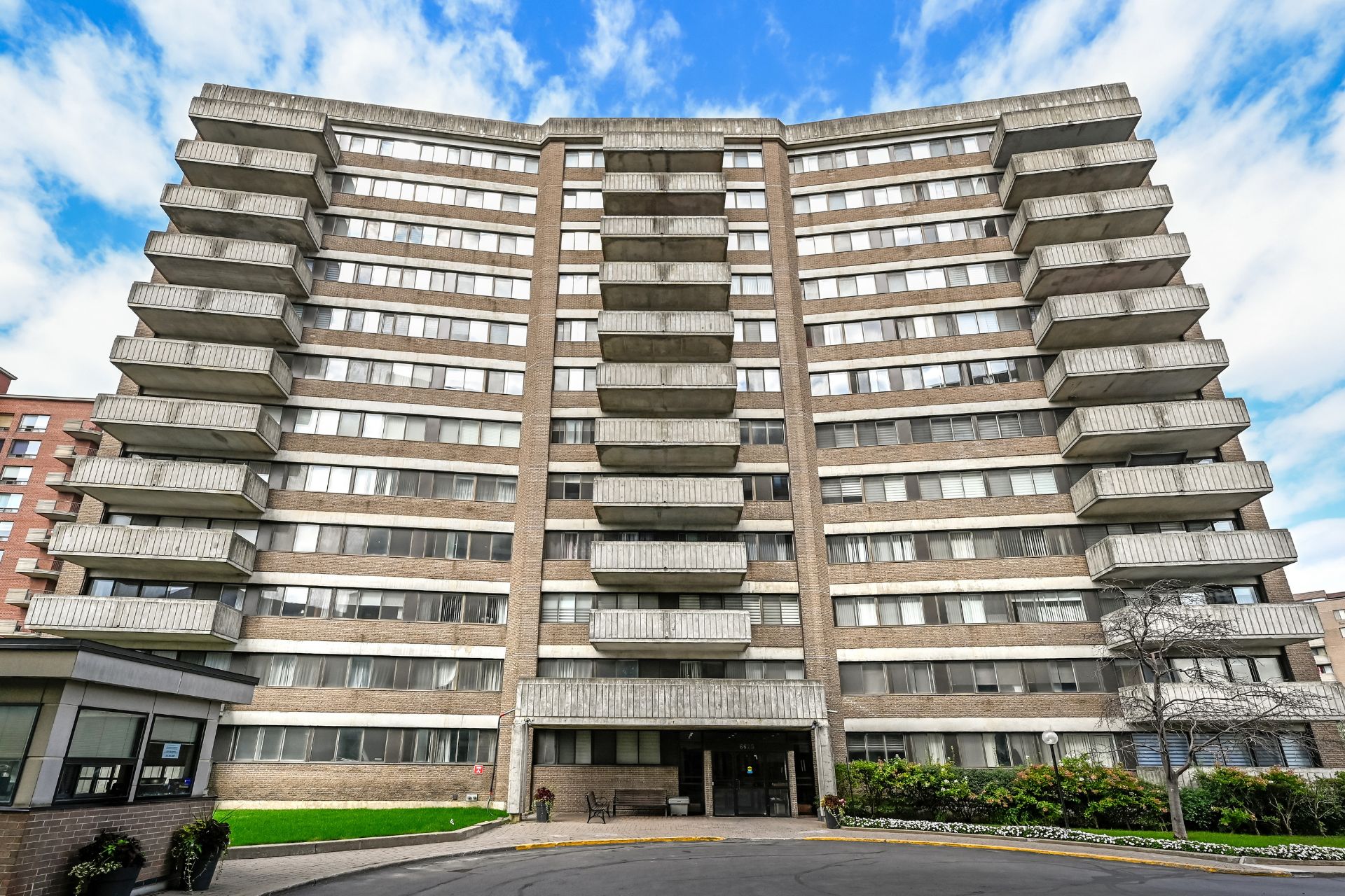 302 - 6625 Ch. Mackle — photo 1