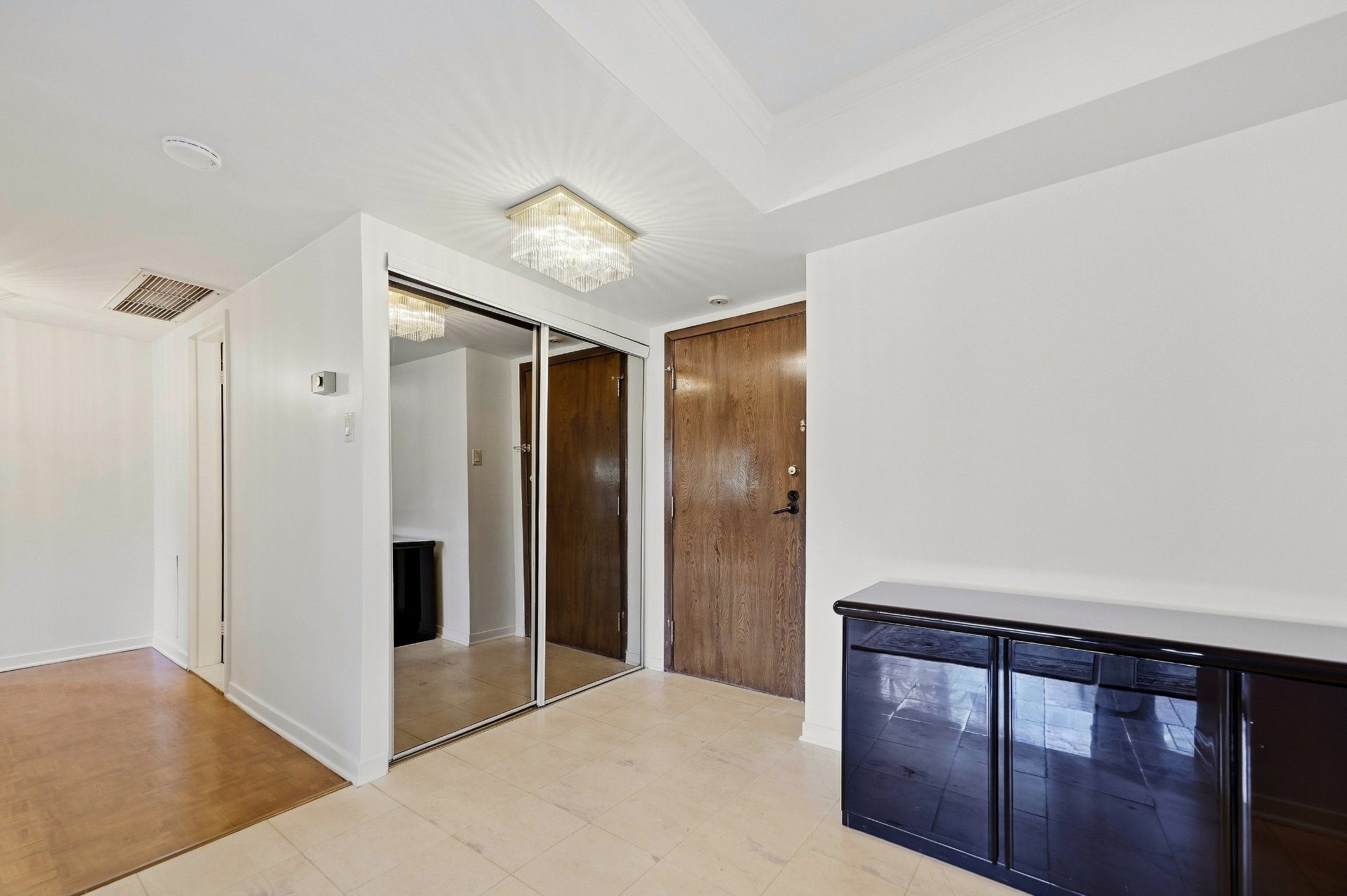 302 - 6625 Ch. Mackle — photo 3