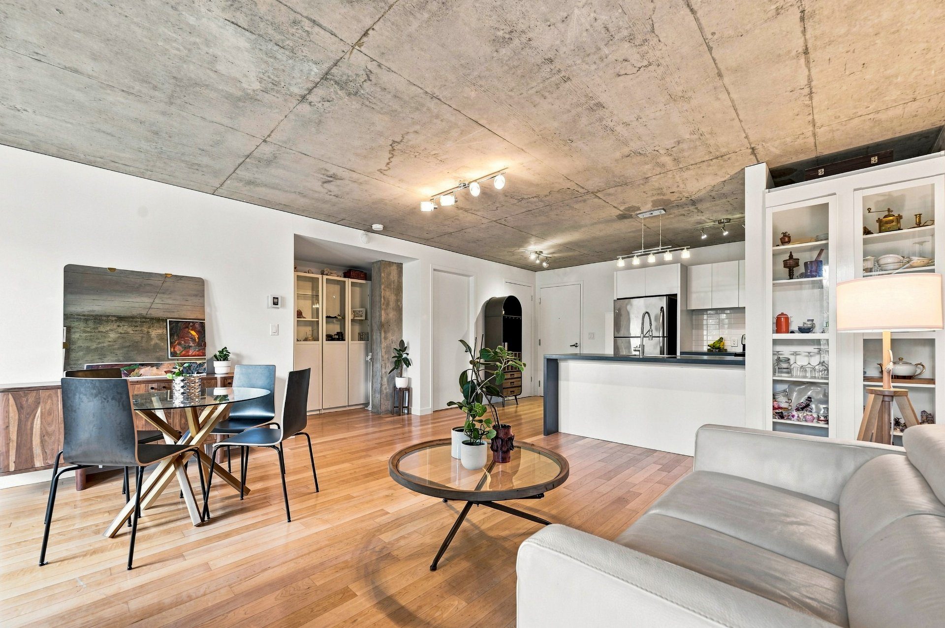 B218 - 4100 Av. Benny — photo 3