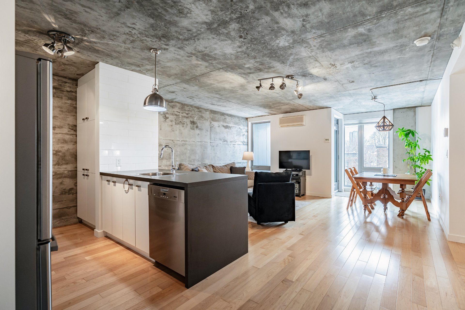B318 - 4100 Av. Benny — photo 3