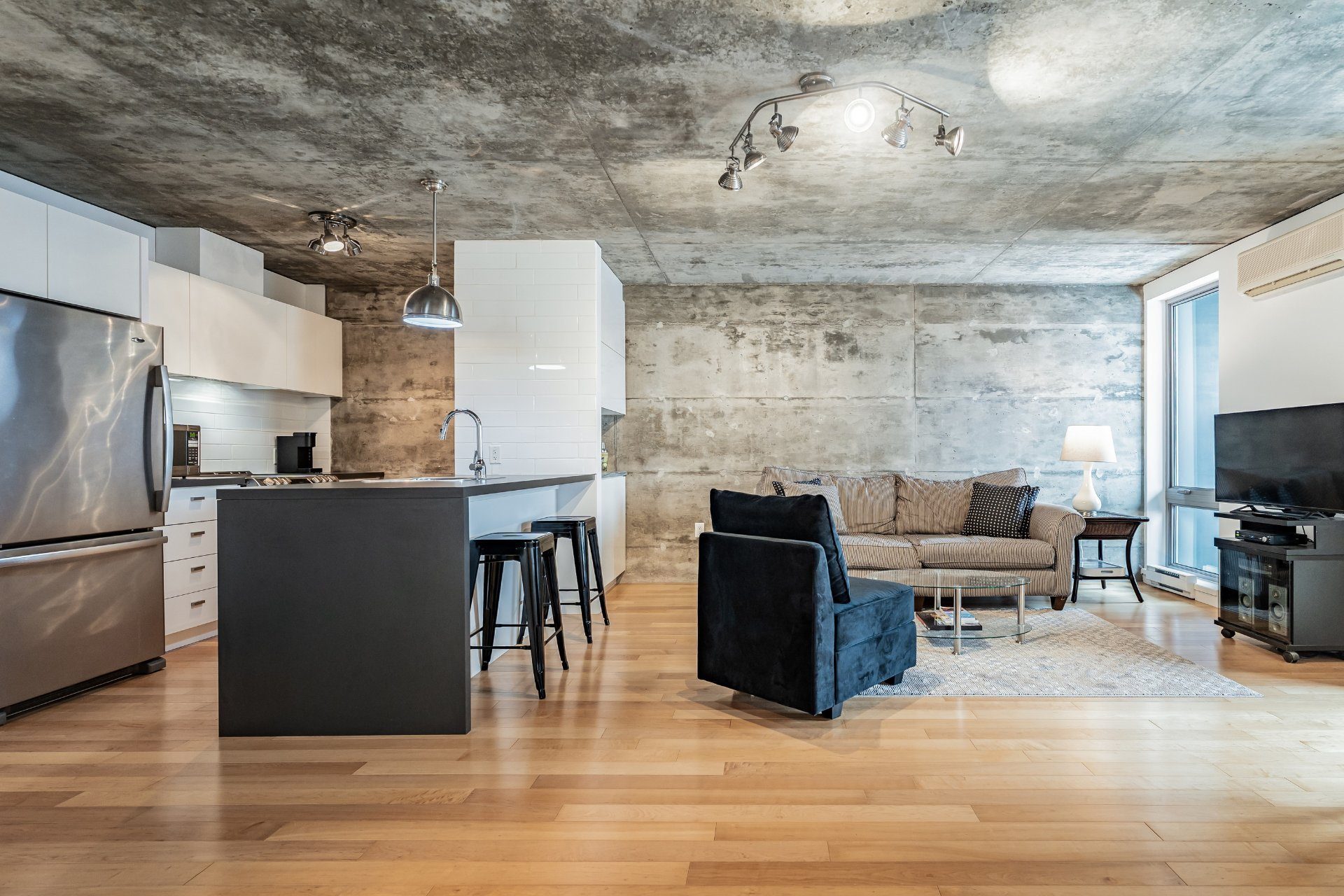 B318 - 4100 Av. Benny — photo 1