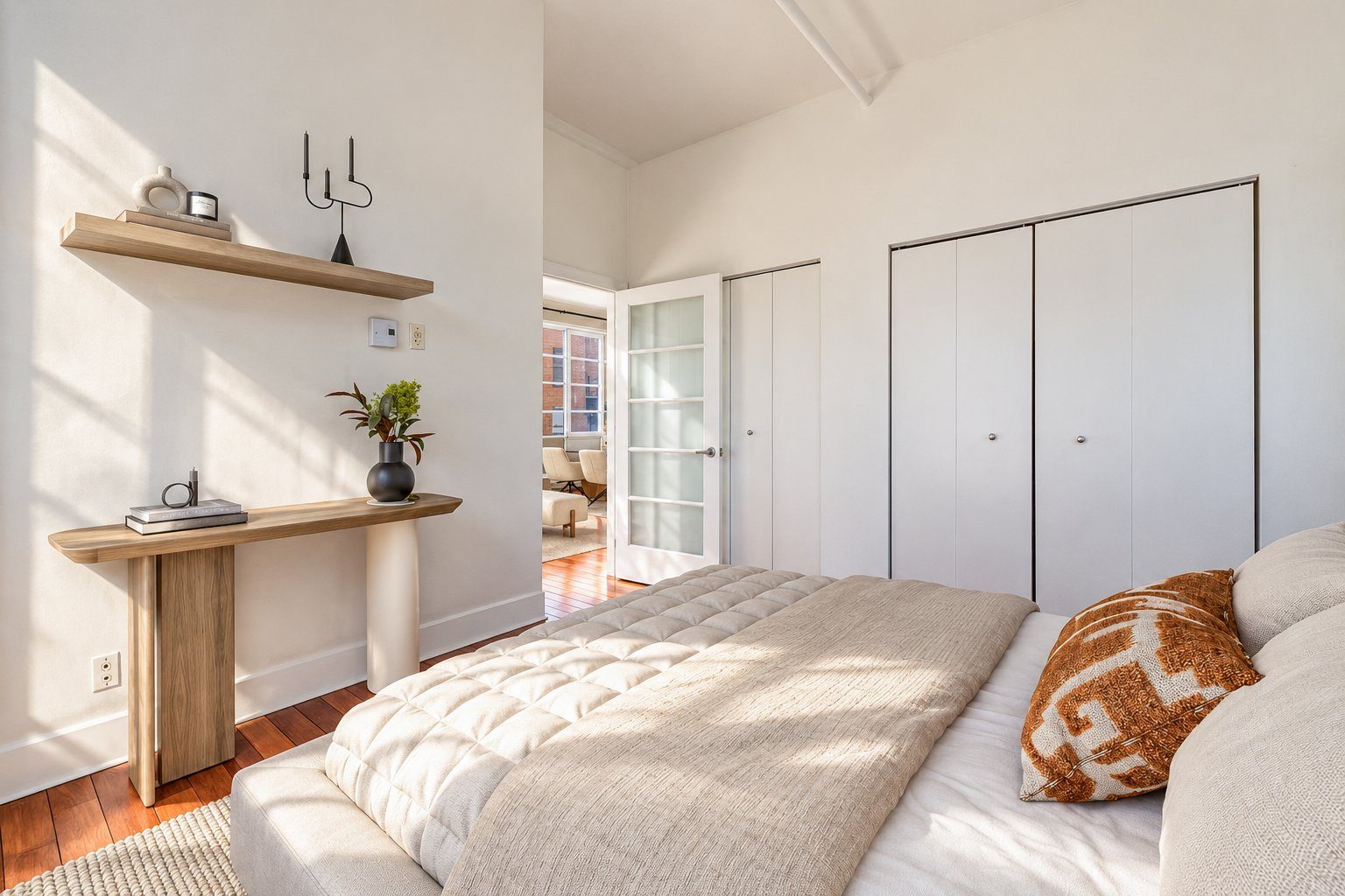 Modifié virtuellement à des fins de présentation - Chambre à coucher principale